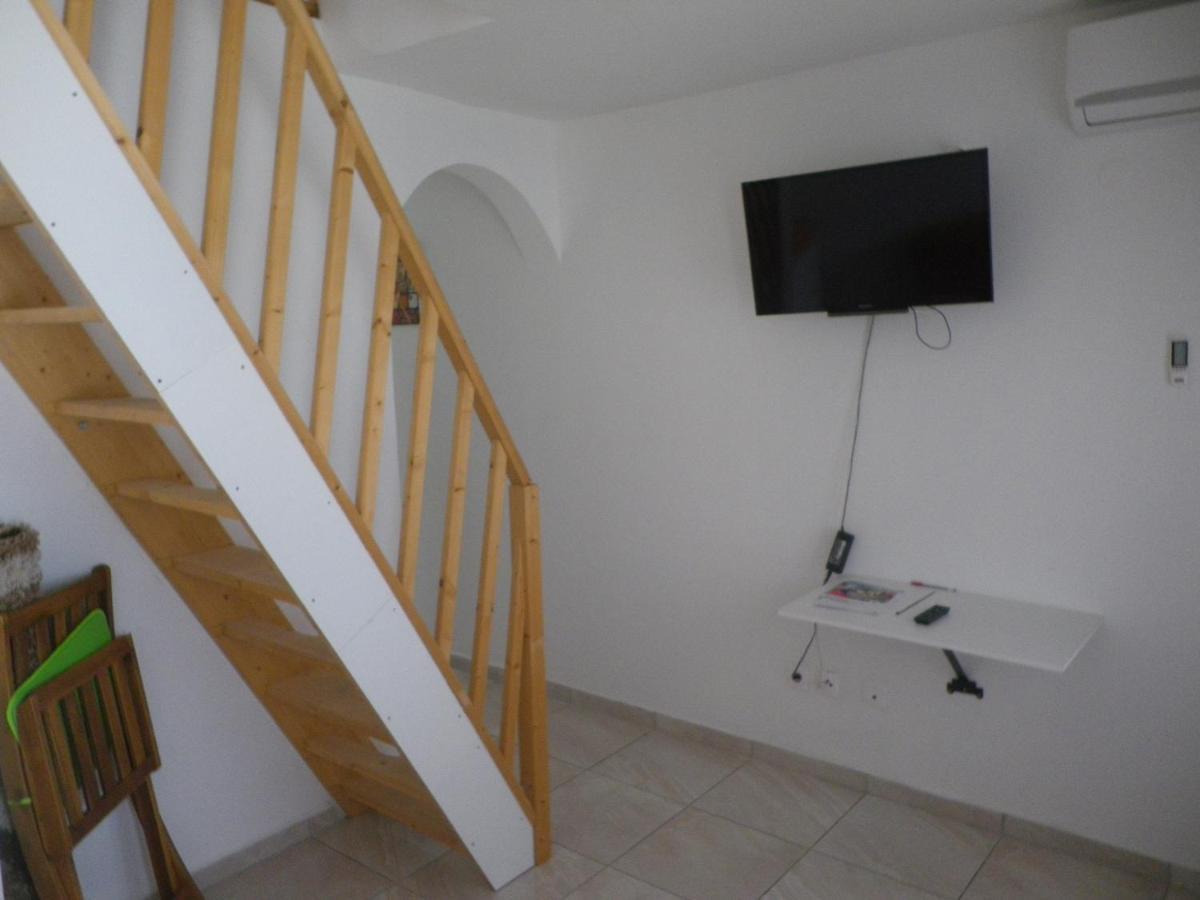 Appartement Immeuble Nebot à Grand-Bourg  Extérieur photo